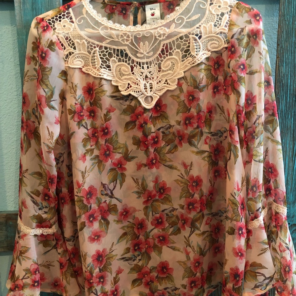 Classy floral top! 🌼